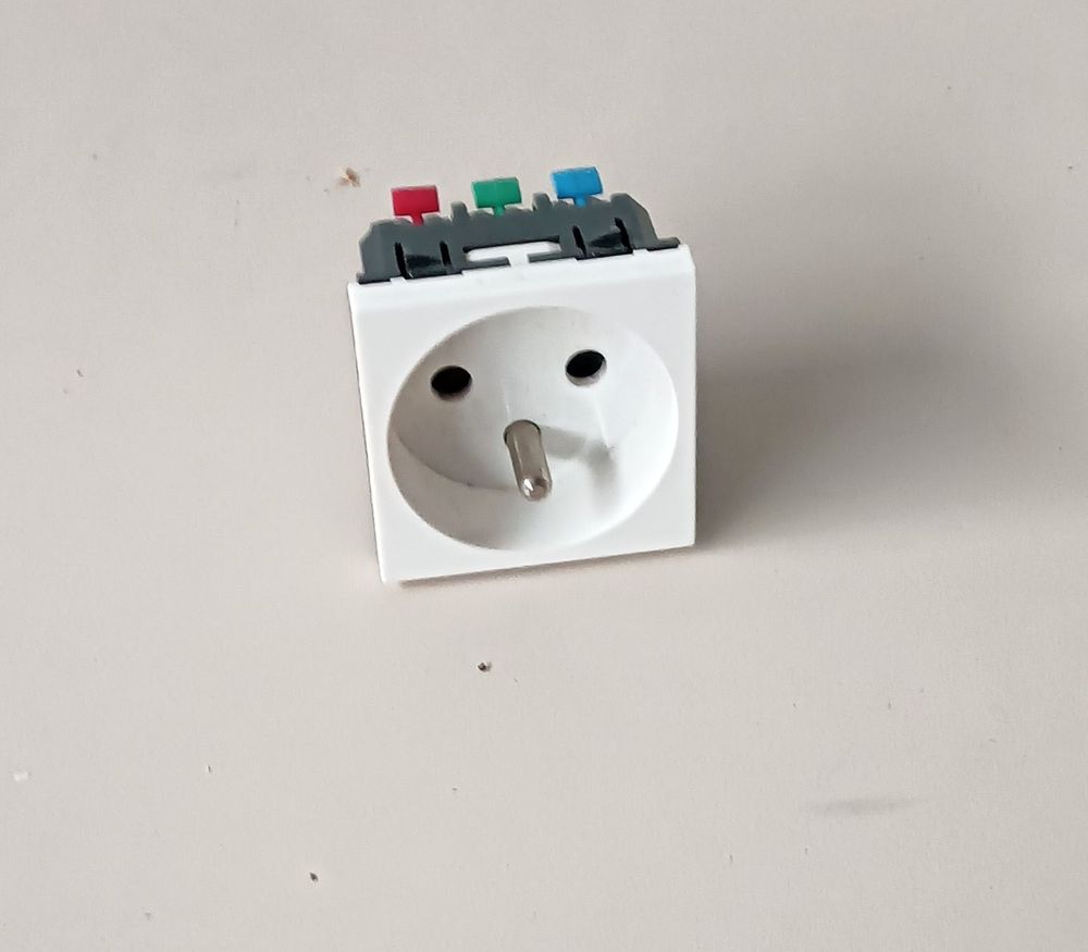 Prise électrique 16A pour goulotte