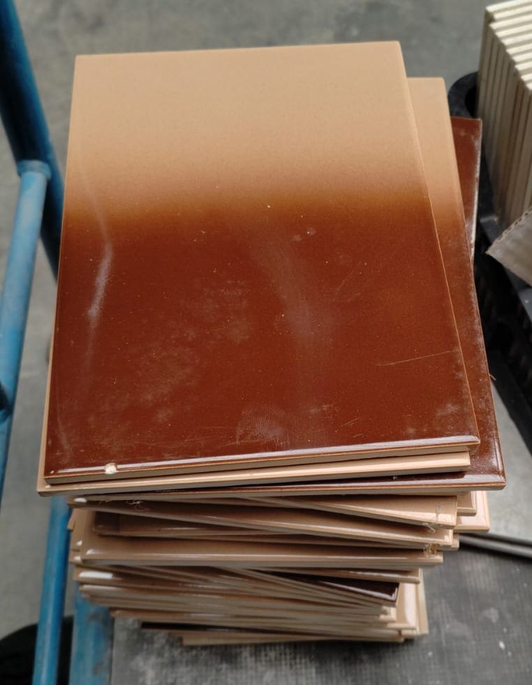 lot de 1,3m² de carrelage couleur café